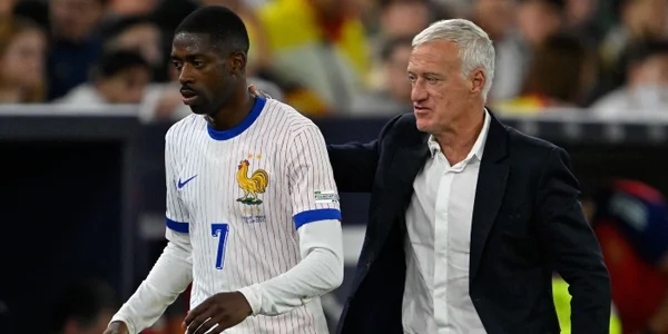 Didier Deschamps et Ousmane Dembélé échangent lors d'une séance d'entraînement.