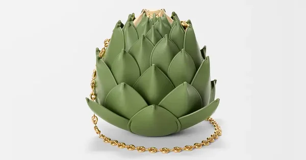 Un sac à main vert en forme d'artichaut, accessoire coup de cœur de la semaine.
