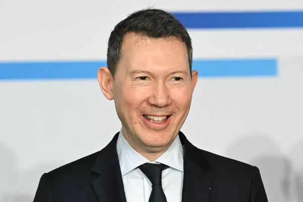 Le directeur général d'Air France-KLM, souriant en costume sombre.