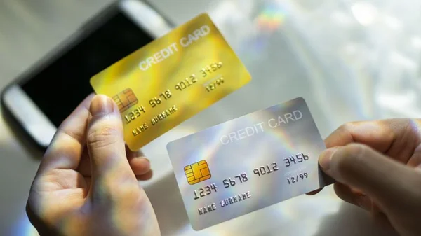 Cartes de crédit génériques, illustrant les moyens de paiement sans espèces.