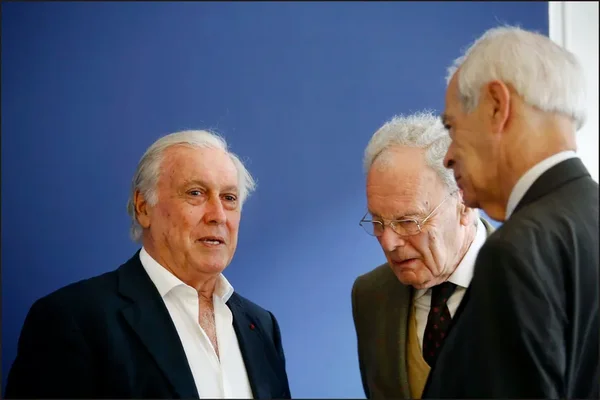 Trois membres du Comité consultatif national d'éthique en discussion.