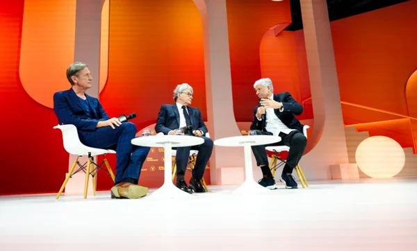 Panel sur la souveraineté technologique européenne à VivaTech, avec des intervenants en costume sur fond orange.