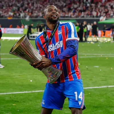 Jean-Philippe Mateta brandit le trophée de la Ligue Conférence avec Crystal Palace.