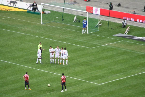 Mathieu Bodmer (à gauche dans le mur) face à un coup franc lors de Lille-Lyon au Stade de France en 2008.