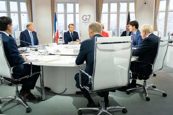 Donald Trump et Emmanuel Macron lors d'une session de travail du G7 à Biarritz, en 2019.