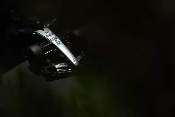 La Mercedes de George Russell en action lors d'une séance nocturne.