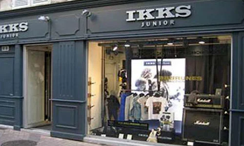 Boutique IKKS Junior avec vitrine et amplificateurs Marshall.