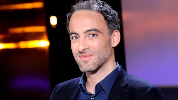 Raphaël Glucksmann, portrait souriant.
