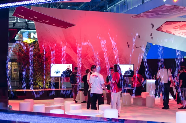 Stand de Guild Wars 2 à la Gamescom 2012, avec éclairage LED bleu et écrans numériques.