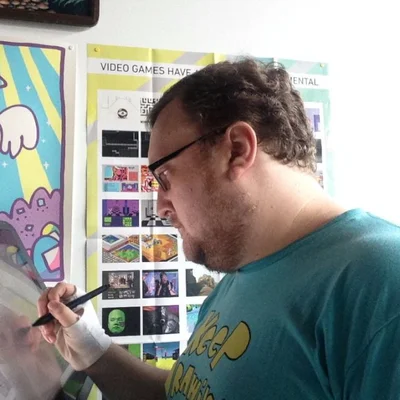 KC Green en train de dessiner sur une tablette numérique.