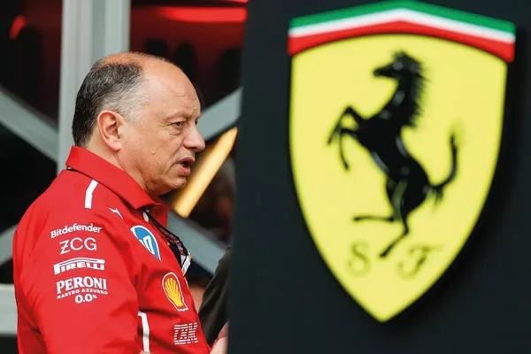 Frédéric Vasseur posant à côté de l'emblème Ferrari lors d'un événement.