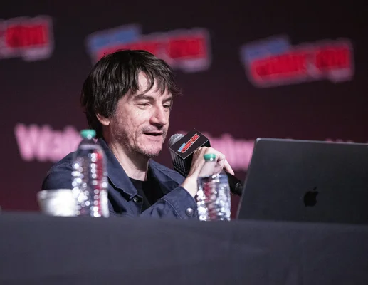 Bryan Konietzko lors du panel du 20e anniversaire d'Avatar au New York Comic Con 2025.
