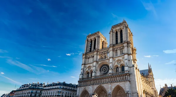 Façade ouest de Notre-Dame en contre-plongée, avec la galerie des Rois et les tours.
