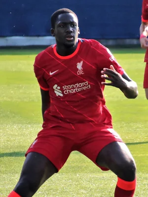 Ibrahima Konaté à l'entraînement avec Liverpool, adoptant une posture défensive.