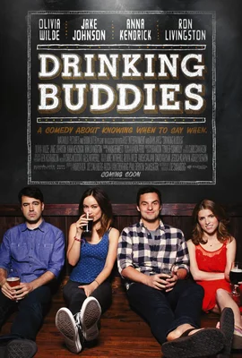 Affiche promotionnelle de « Drinking Buddies » avec les acteurs assis sur un plancher en bois.