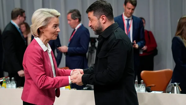 Ursula von der Leyen et Volodymyr Zelensky échangeant une poignée de main.