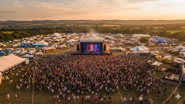 Vue aérienne d'un grand concert de la Fête de la Musique en plein air.