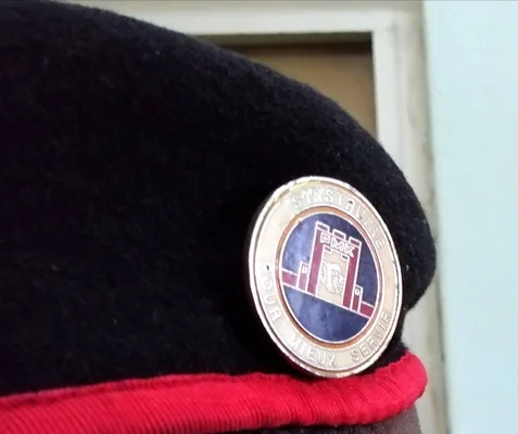 Béret du Prytanée Militaire de Kadiogo (PMK) avec la devise « S'instruire pour mieux servir ».
