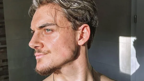 Portrait de profil d'un jeune homme, possible influenceur looksmaxing.