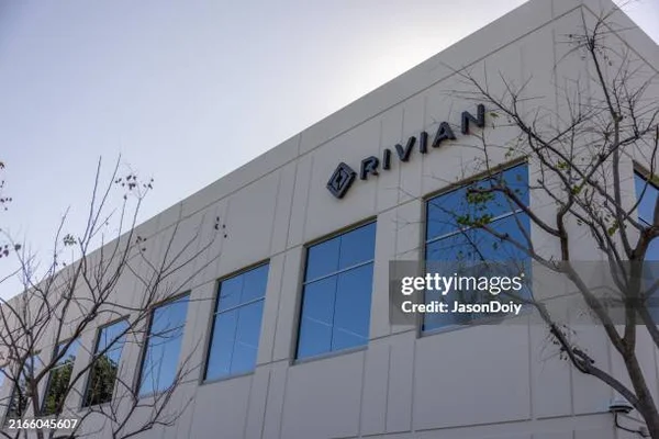 Siège social de Rivian, symbole de la croissance de l'entreprise avant les licenciements.