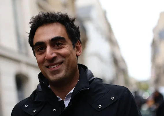 Un dirigeant de la CPME, désormais Les Entrepreneurs, souriant dans un décor urbain.
