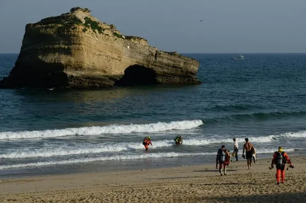 Falaise effondrée à Biarritz : des drones au relais pour retrouver le dernier disparu. Vue de la formation rocheuse et de la plage.