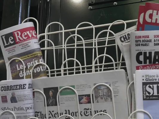 Présentoir de journaux internationaux dans la rue, illustrant l'absence de parution du Monde