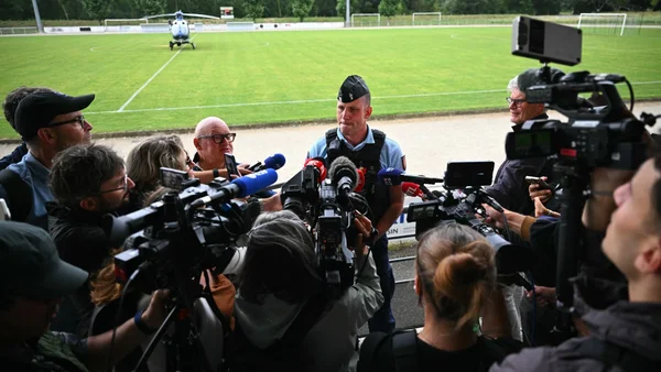 Point presse des gendarmes sur l'aérodrome lors des recherches.