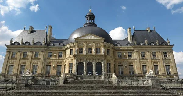 Le château de Vaux-le-Vicomte, symbole du patrimoine français.