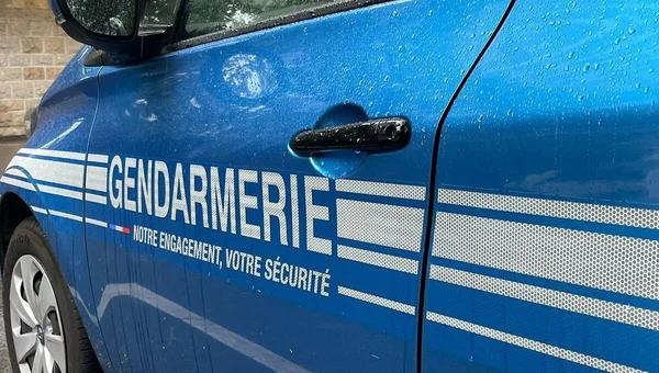 Véhicule de la Gendarmerie après une intervention.