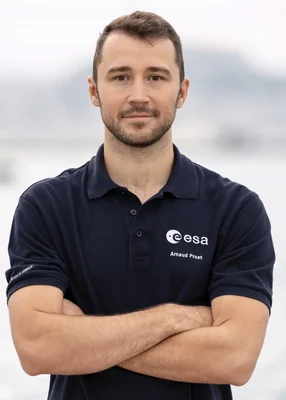 Arnaud Prost, astronaute français de l'ESA, pose en polo bleu foncé avec le logo de l'agence spatiale.