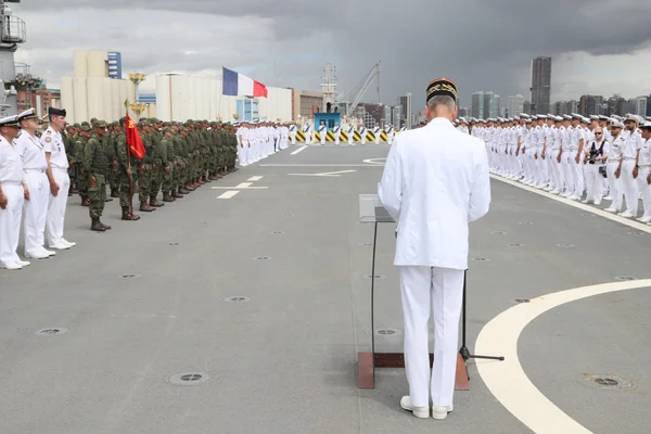 Le général Pierre Schill s'adressant à des militaires lors de l'opération Fortaleza, une coopération entre le Brésil et la France.