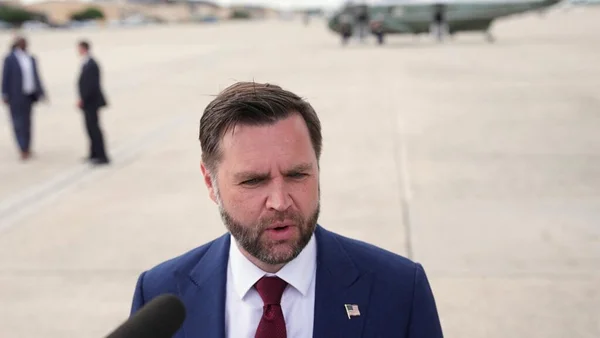 JD Vance s'exprimant sur un tarmac, faisant état de progrès significatifs dans les négociations nucléaires avec l'Iran.