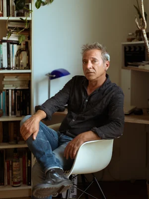 Caryl Férey dans son environnement de travail, photographié pour Libération.