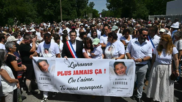 Des milliers de personnes rassemblées à Fleurance pour rendre hommage à Lyhanna lors d'une marche blanche.