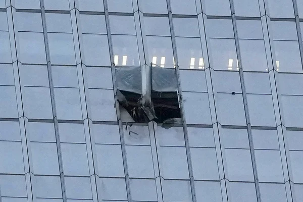 Dégâts sur la façade de la tour China Zun après l'impact de l'avion.