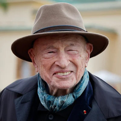 Edgar Morin en chapeau fedora et écharpe bleue.