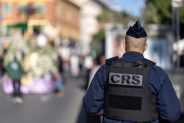Un CRS en service, rappelant les deux agents condamnés pour violences en réunion à Nice.