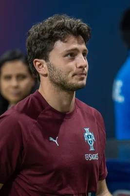 João Neves en tenue de l'équipe nationale du Portugal.