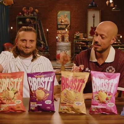 McFly et Carlito présentant les chips Brosti dans une vidéo promotionnelle.