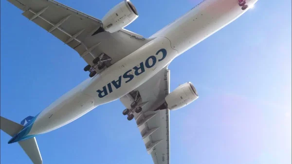 Un Airbus A340 de Corsair en approche, photographié depuis le sol.