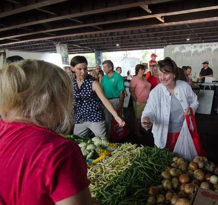 La secrétaire adjointe à l'Agriculture Kathleen Merrigan utilisant un terminal SNAP au marché fermier de Baltimore.