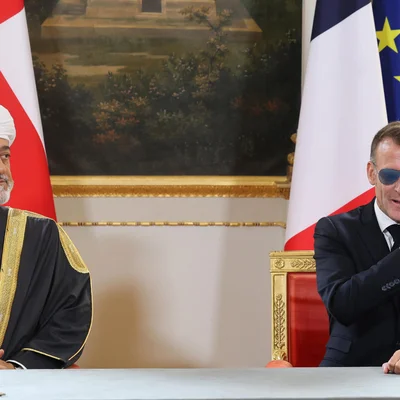 Le sultan d'Oman Haïtham ben Tariq et le président Emmanuel Macron lors d'une réunion officielle.