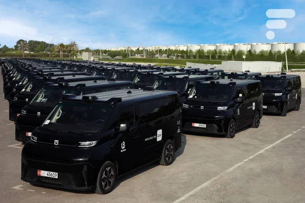 Flotte de minivans autonomes Waymo stationnés dans un dépôt.