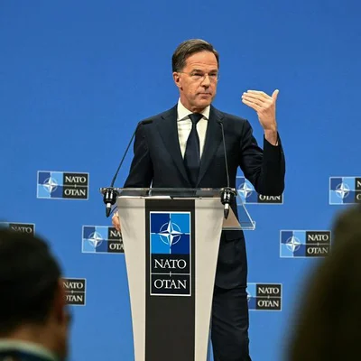 Un représentant de l'OTAN s'adressant aux médias lors d'une conférence de presse.