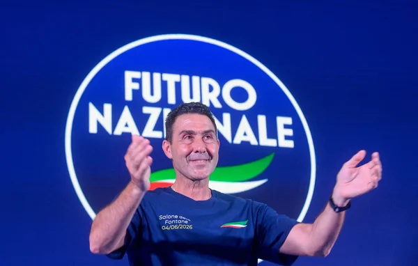 Roberto Vannacci sur scène, célébrant avec les partisans de Futuro Nazionale.