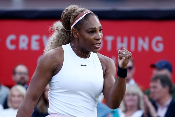 Serena Williams célèbre sa victoire lors de son retour gagnant en double au Queen's.