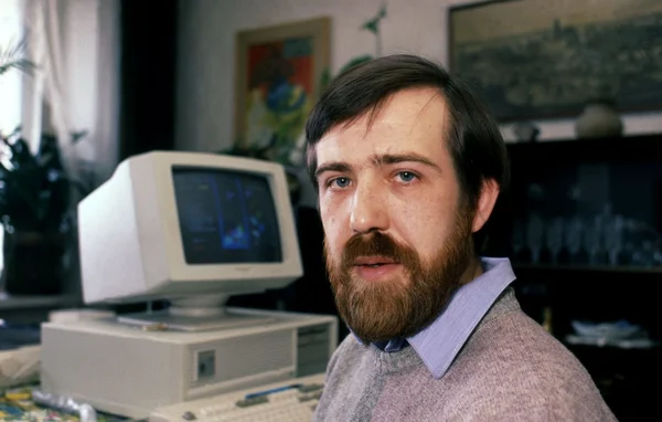 Alexey Pajitnov devant un ordinateur rétro, évoquant la création de Tetris