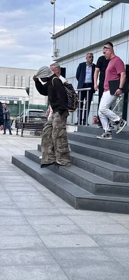Travis Scott quittant un bâtiment à Istanbul après son concert controversé.