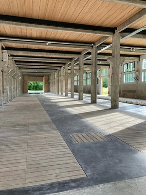 La Grande Halle des Tanneries, un espace d'exposition lumineux et architectural.